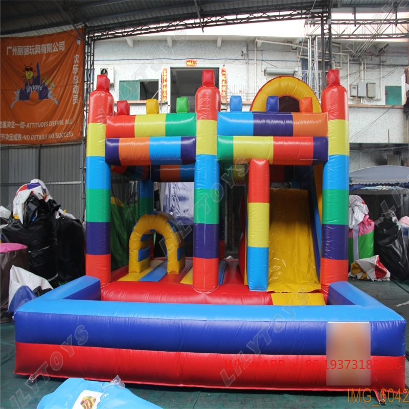 

Надувной замок на тему строительных блоков ярких цветов оснащен водной горкой с нескользящей текстурой.