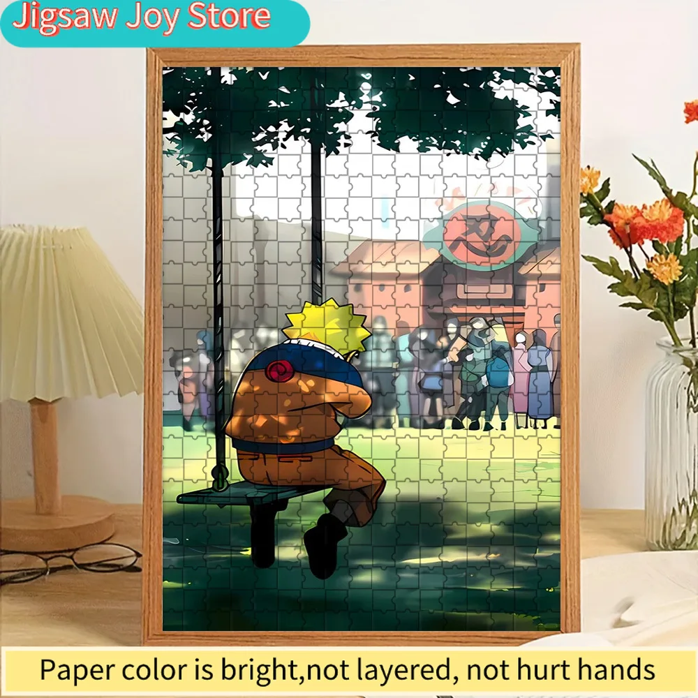 

Пазл с изображением Наруто Узумаки в сцене с одиночной качелями и фоном деревни Коноха, премиум-качество, яркий принт высокой четкости, гладкая поверхность без заусенцев.