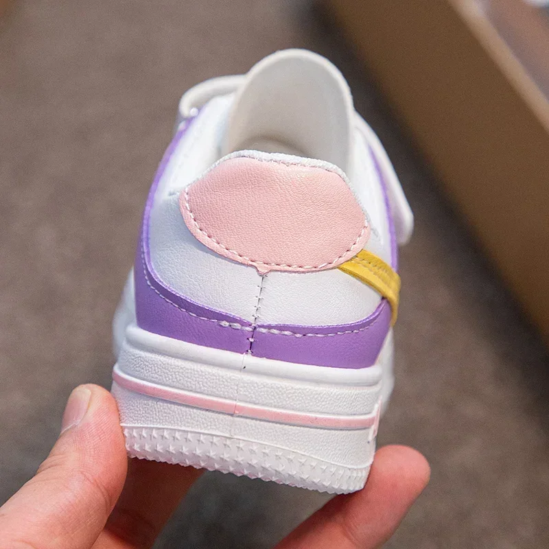 Sneakers per bambini Design di moda per bambini scarpe Casual antiscivolo bianche scarpe da ginnastica traspiranti con gancio per ragazze dei