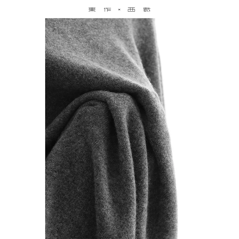 70% Wełna + 60% Kaszmir ~ Sweter z kaszmiru i wełny w stylu minimalistycznym, z zaokrąglonym dołem i wywijanymi brzegami, z okrągłym dekoltem.