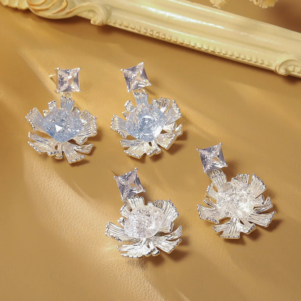 

Fashionable and exquisite metal style niche light luxury flower earrings high-end earrings temperament versatile earrings