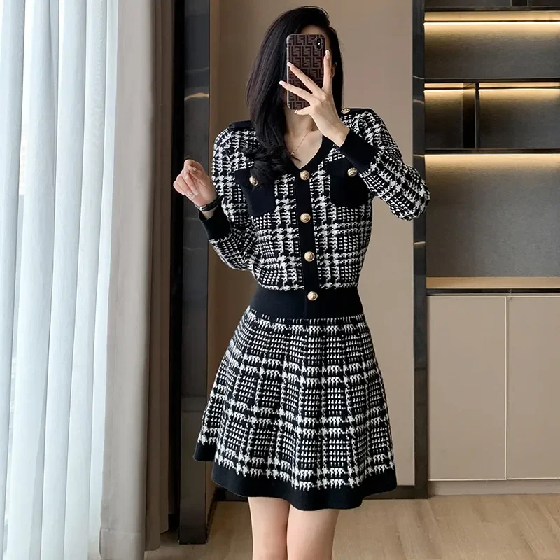 ชุดเซ็ตสองชิ้นลายสก็อตสไตล์ฤดูใบไม้ร่วงฤดูหนาว เสื้อผ้าแฟชั่นผู้หญิง กระดุมติด คอวี แขนยาว เสื้อไหมพรม กระโปรงทรงเอ