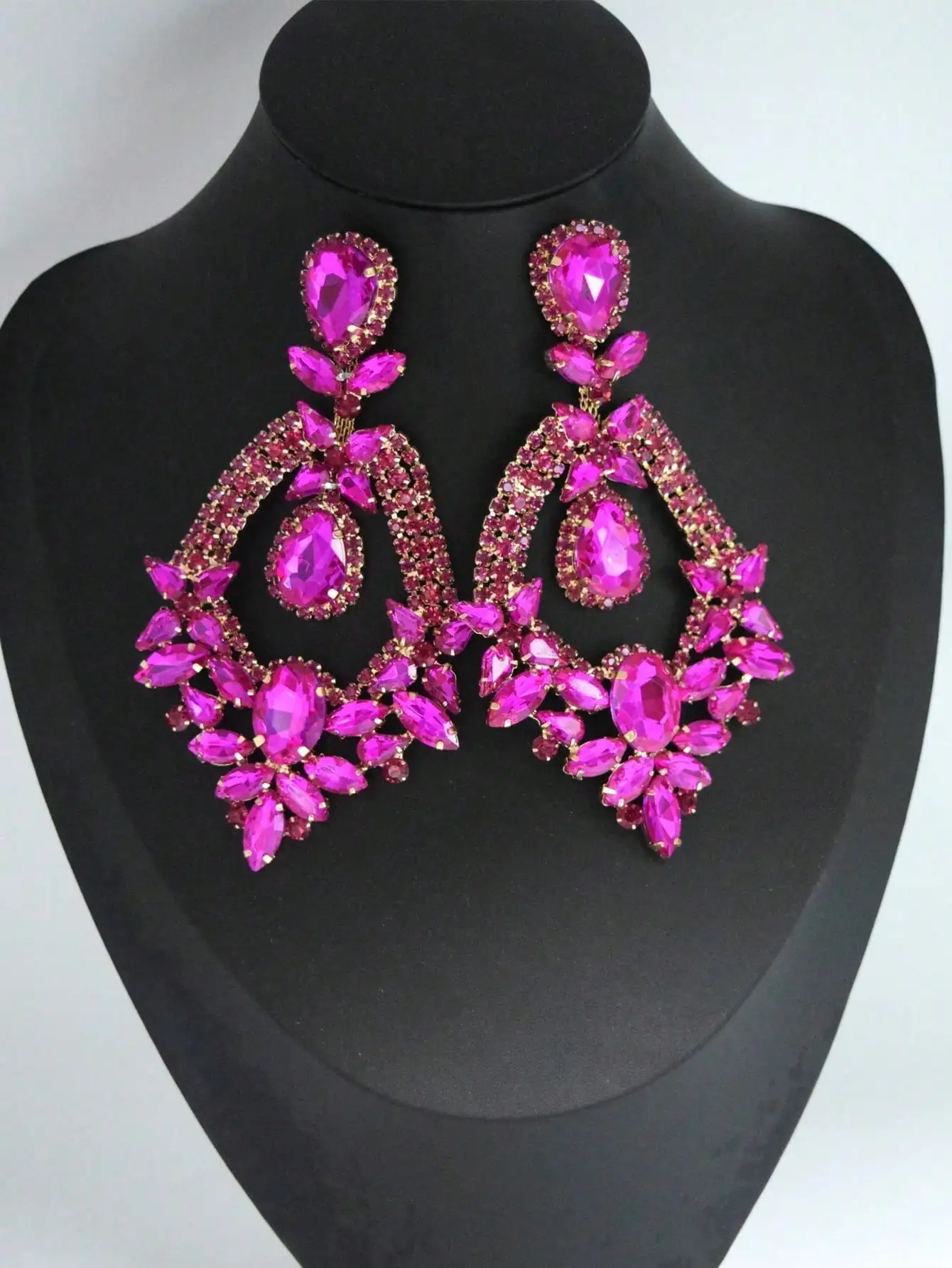 Damen-Ohrringe mit Smaragdgrünem Kristall, Goldfarbene Übergroße Strass-Tropfenohrringe, Glamouröser Statement-Schmuck für Herbstpartys – Detail 9