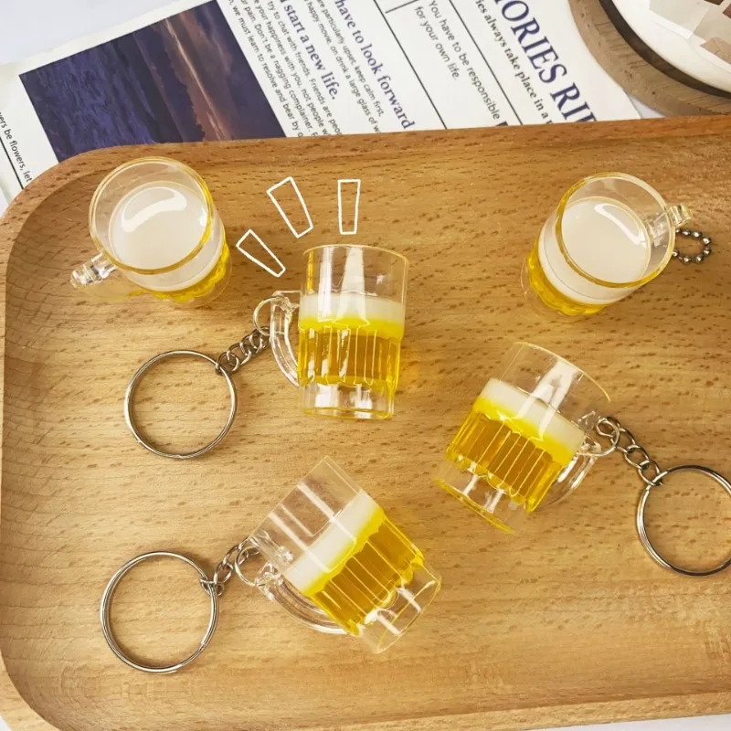 الإبداعية الاكريليك كوب للبيرة سلاسل المفاتيح حلقة رئيسية مضحك محاكاة مشروب صغير كيرينغ الرجال النساء حقيبة السيارة المعلقات أصدقاء هدية حفلة