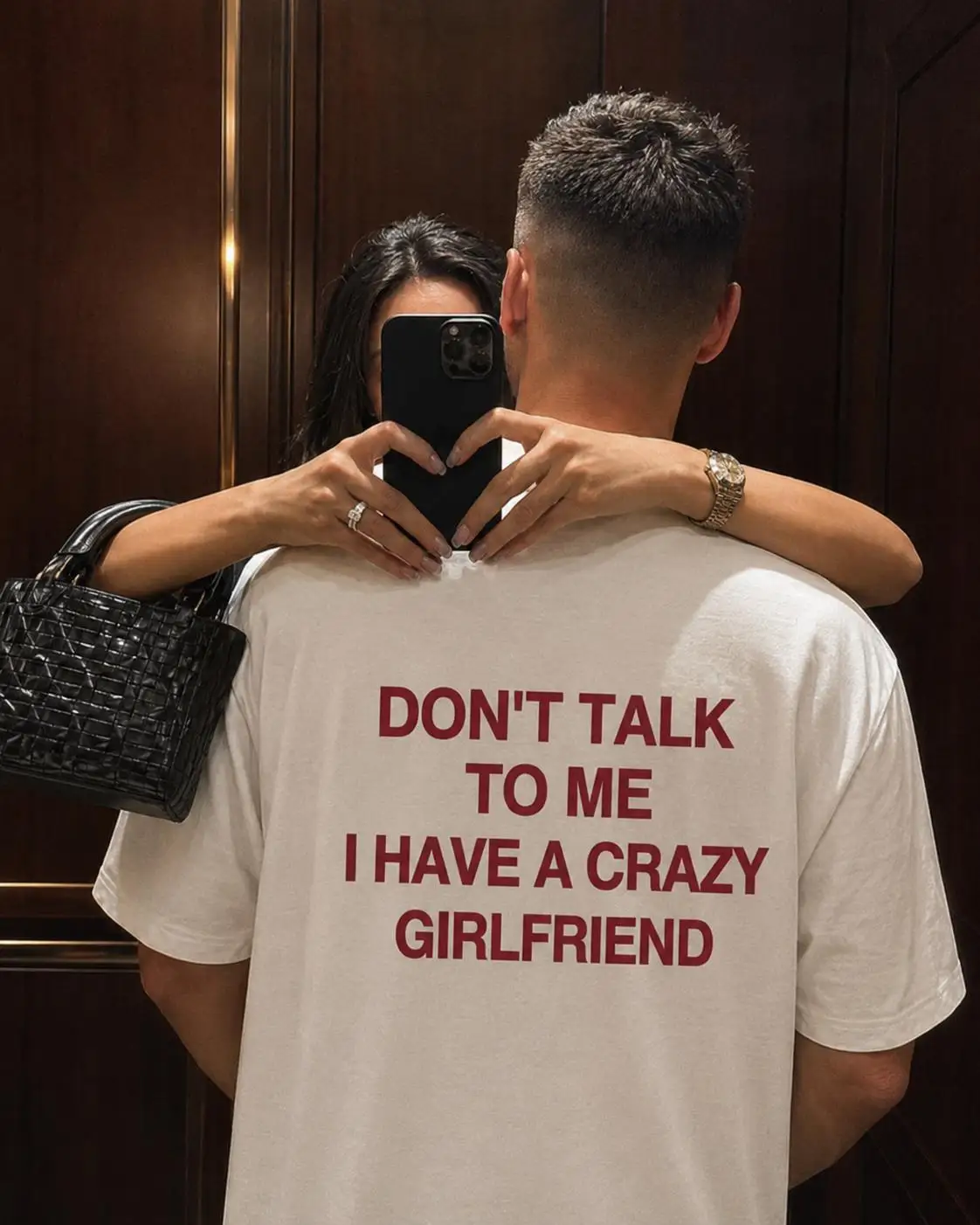 Image of Stylisches Sommer-T-Shirt aus Baumwolle für Männer, Frauen und Kinder: „Don't Talk To Me I Have A Crazy Girlfriend“ – Lustiges Geschenk für Paare und Beziehungen
