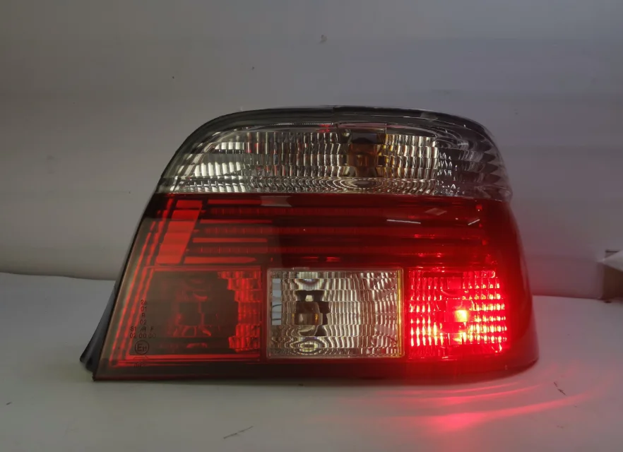 ينطبق على المصابيح الخلفية BMW 5 Series E39 المعدلة مع أضواء صف تجميع LED وأضواء الفرامل وإشارات الانعطاف والأضواء العكسية