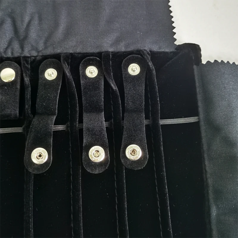 Przenośny organizer na biżuterię, składany woreczek z aksamitu zapobiegający plątaniu, ekspozytor na łańcuszki, bransoletki, akcesoria jubilerskie.