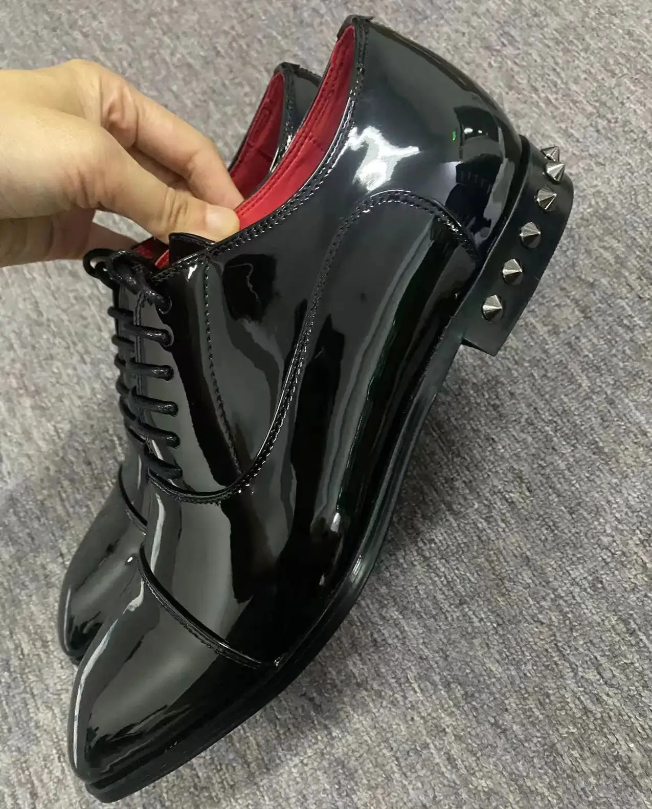 أسود براءات الاختراع والجلود حذا فردي للسيدات الرجال الأحمر الداخلية بدلة عمل Zapatos الفقرة جولة تو الدانتيل متابعة المسامير البطانة كعب معدني Calzados