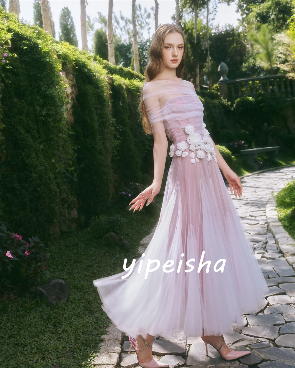 Abiti midi su misura con pieghe drappeggiate a fiori in tulle personalizzati Quinceanera A-line con spalle scoperte