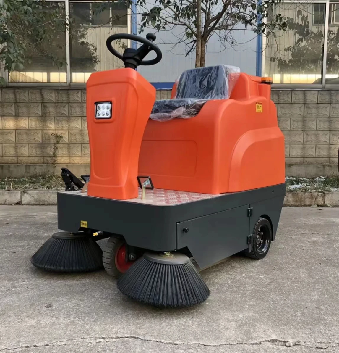 Lebar Menyapu 1250mm, Mesin Pembersih Lantai Berkendara, Mesin Pembersih Jalan Semen Pabrik, Mesin Penyapu