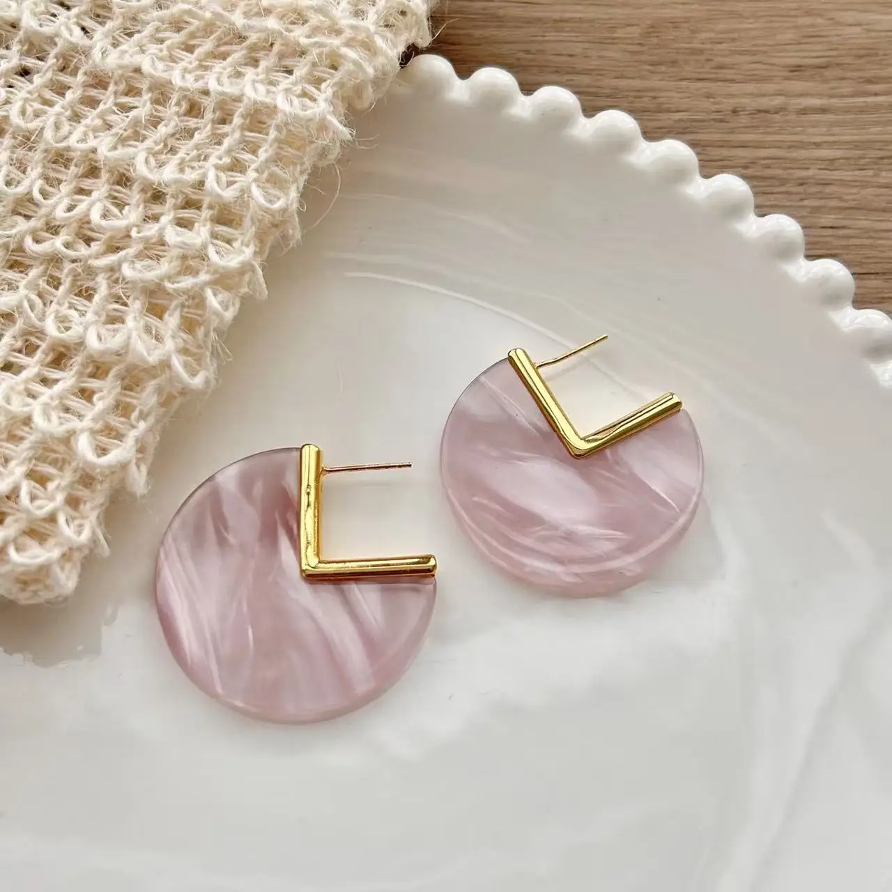 French super fairy colored shell round geometric earrings niche light luxury high sense natural fritillary stud earrings