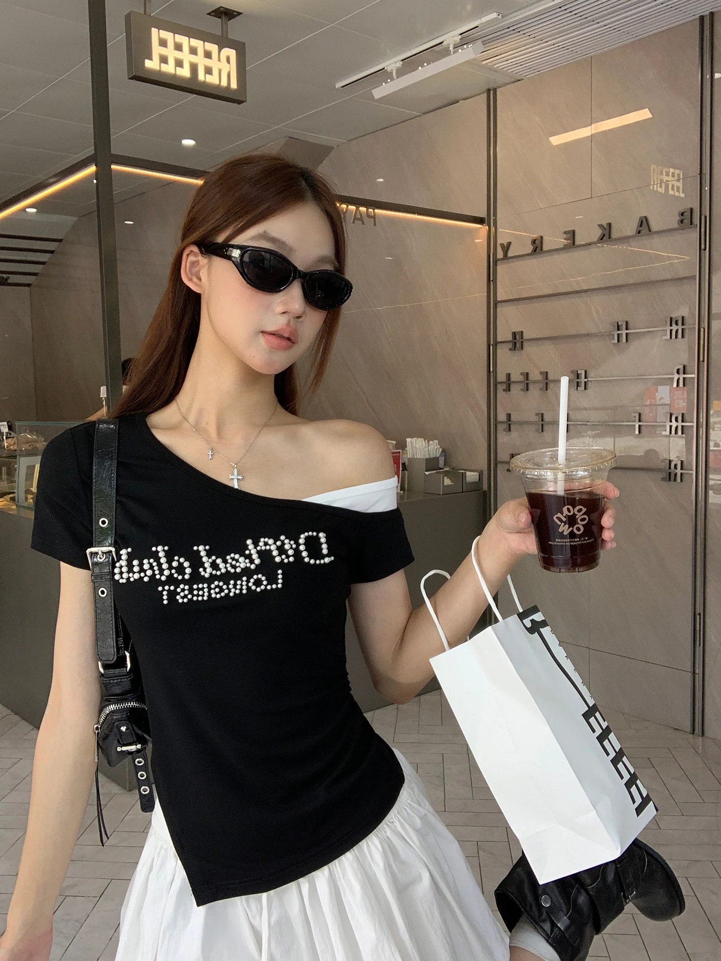 

Женская приталенная футболка с коротким рукавом и открытыми плечами в корейском стиле, повседневный летний топ, прямой крой, для работы и отдыха