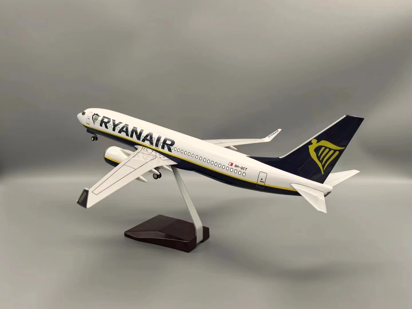 1:85 skala 47cm 737 Model pesawat Ryanair Irlandia B737-800 Model pesawat Resin Die-Cast dengan lampu LED