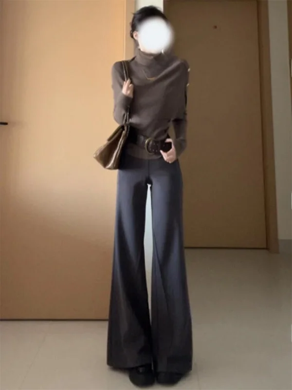 

Женский вязаный свитер с высоким воротником и облегающий комплект из двух предметов: топ-рубашка и накидка из искусственного меха. Модный хит осени-зимы.