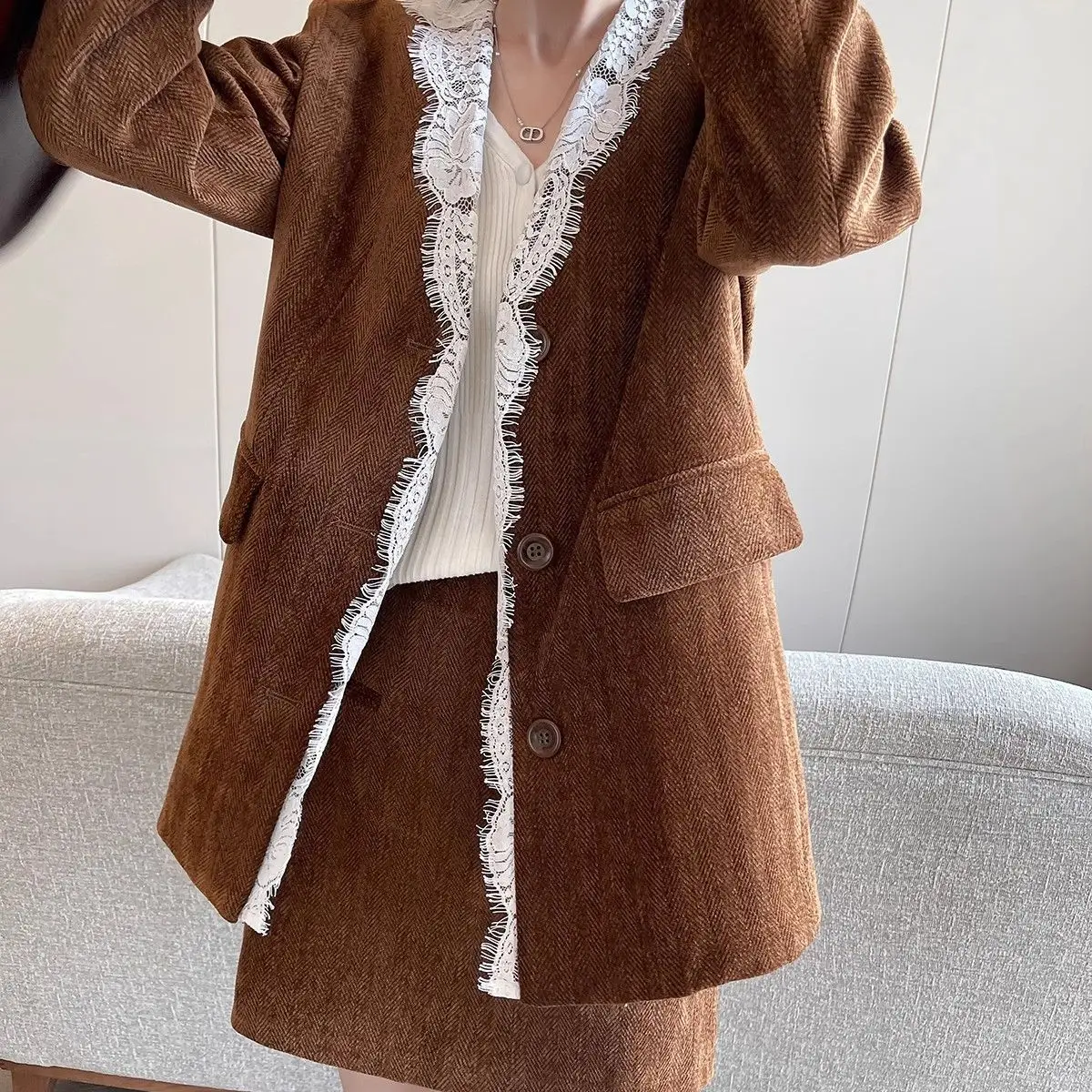 เสื้อสูทสไตล์ลำลองแบบใหม่สำหรับฤดูใบไม้ผลิและฤดูใบไม้ร่วง ปี 2025 ดีไซน์หลวม ตกแต่งด้วยผ้าลูกไม้