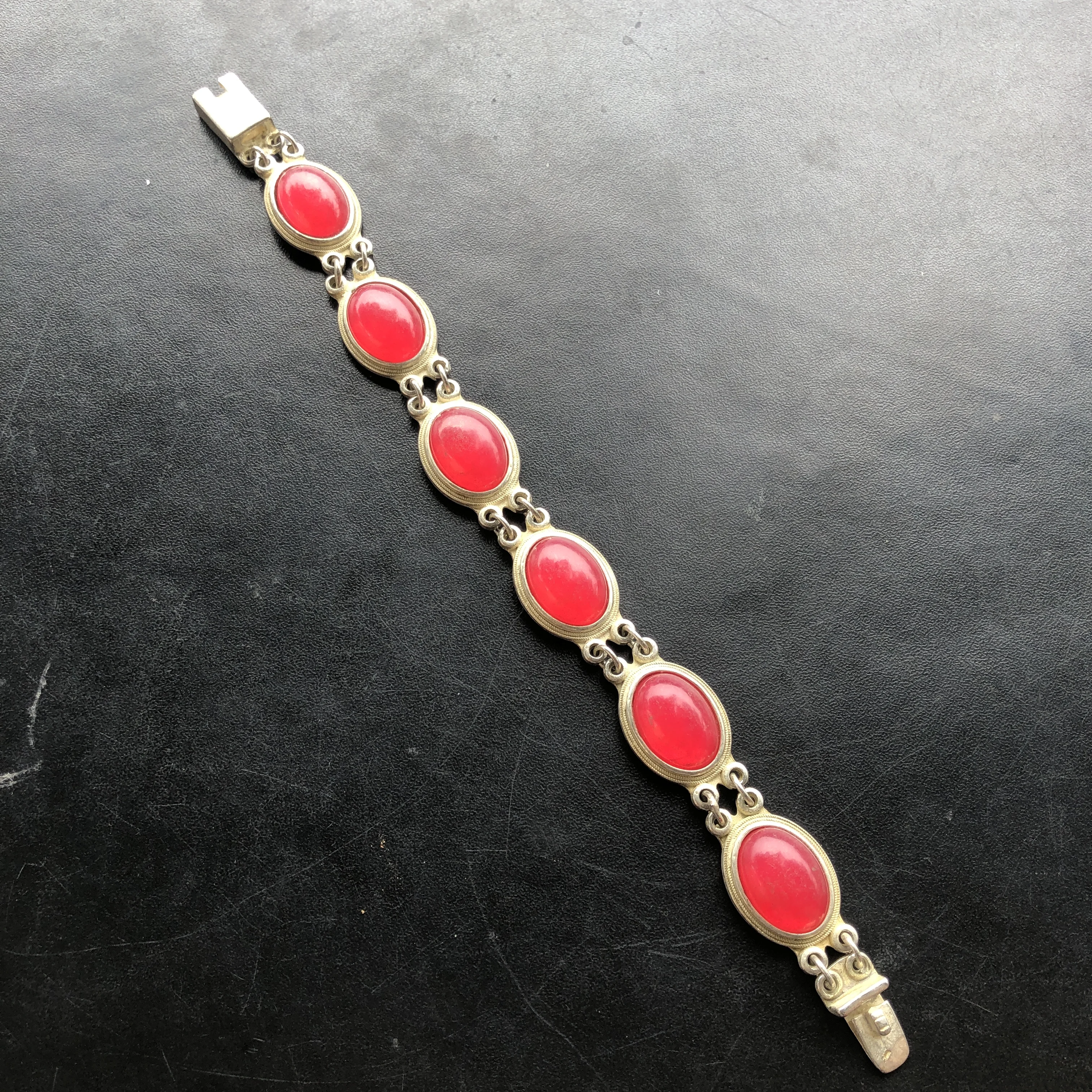 Vintage Women Link Bracelet Oval Red Stone Inlaid Retro Silver‑Tone Chain Bracelet Ethnic Bohemian Fashion Jewelry Gift