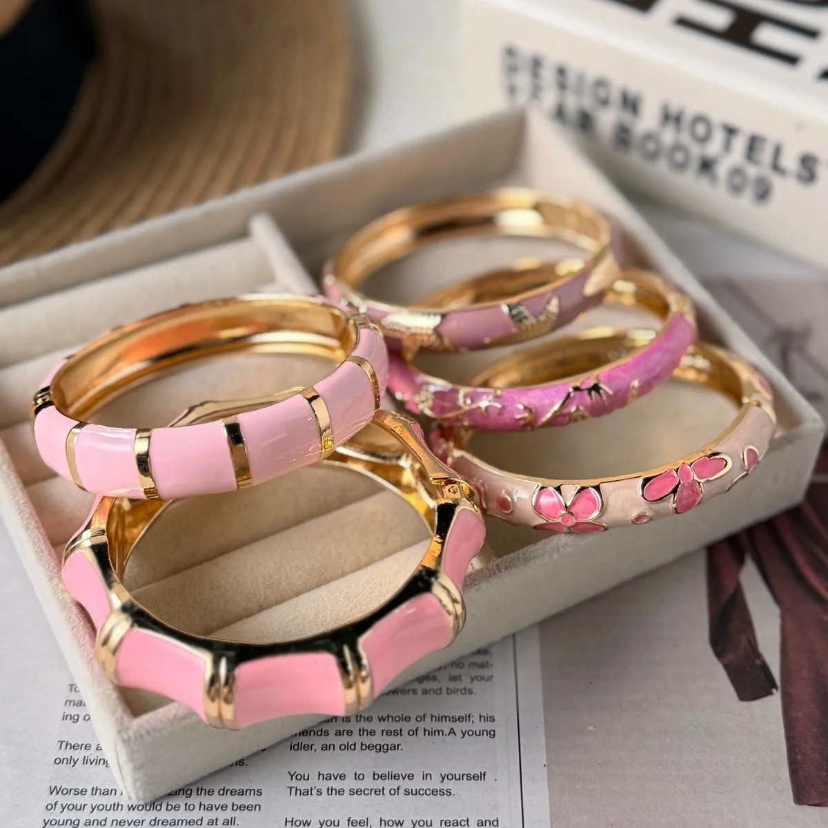 Vintage Pink-Serie Emaille-Manschettenarmbänder für Damen und Herren, Modisches Weichrosa Block-Muster mit Gedrehten Blättern, Blumen und Sternen, Armreif-Schmuck – Detail 28