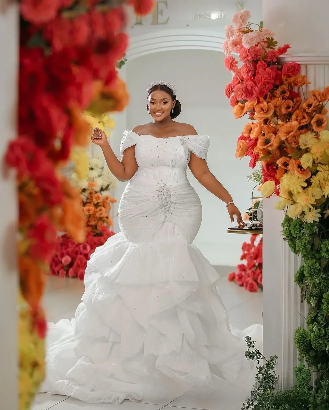 

Customized Off the Shoulder Sparkly Beads Plus Size Wedding Dress Vestido De Casamento Africa Tiers Modest Bridal Gown