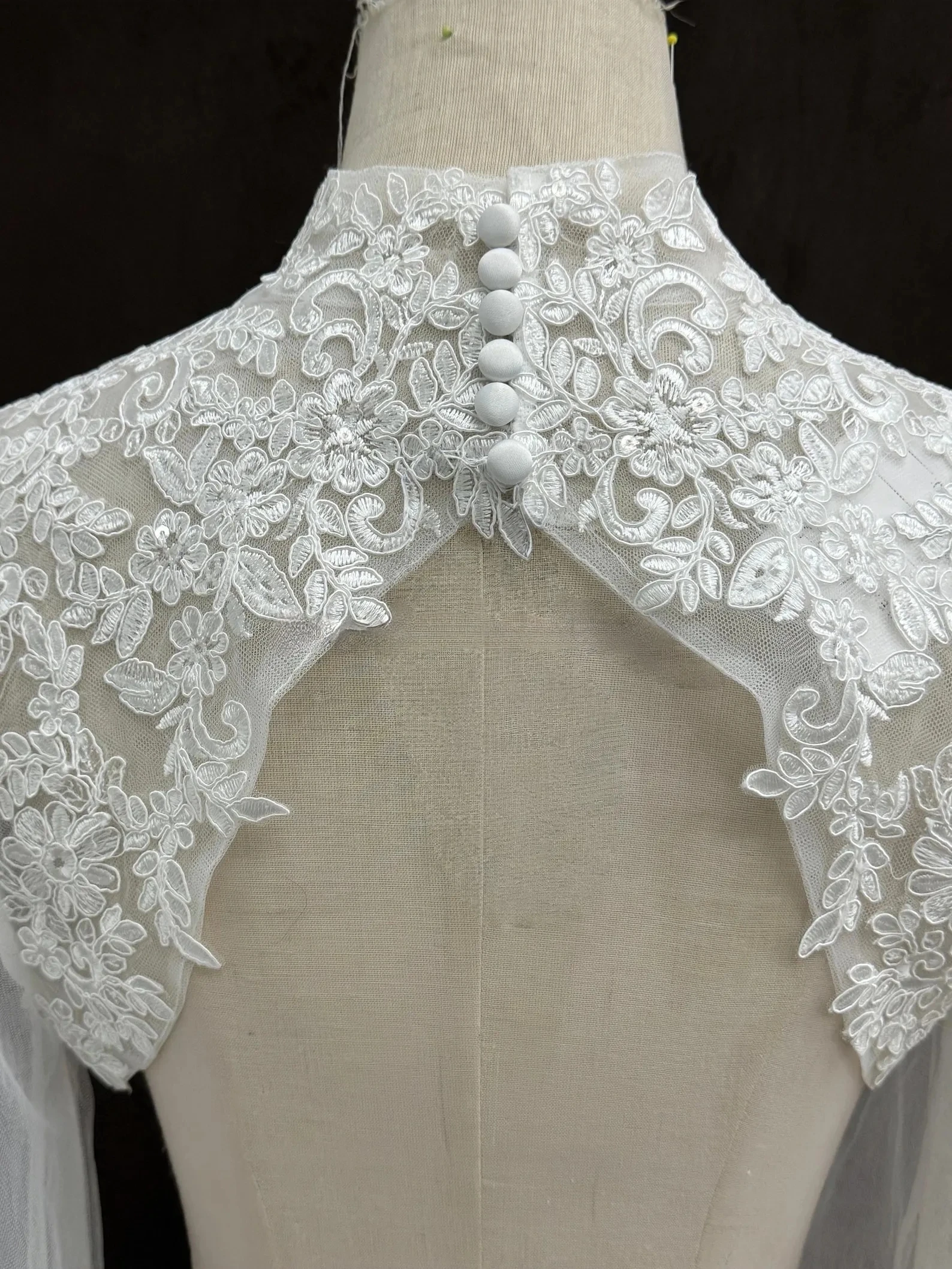 Customized Keyhole Back Wedding Boleros Lace Appliques Full Sleeves Soft Tulle Bride Shrugs Bridal Top Cover for Wedding Dress image 3