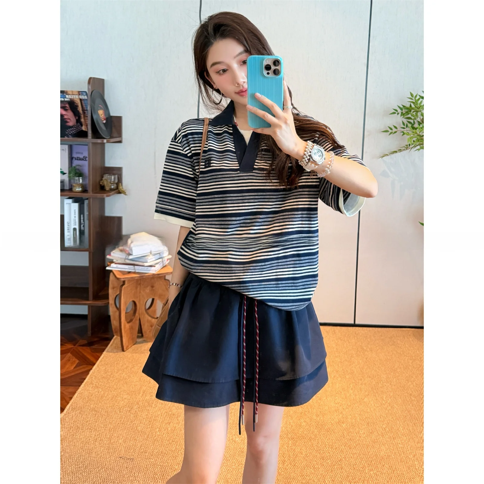 

Новинка: Летняя футболка свободного кроя с цветными полосами, имитация двухслойного дизайна, отложной воротник, полузакрытая модель, для повседневной носки