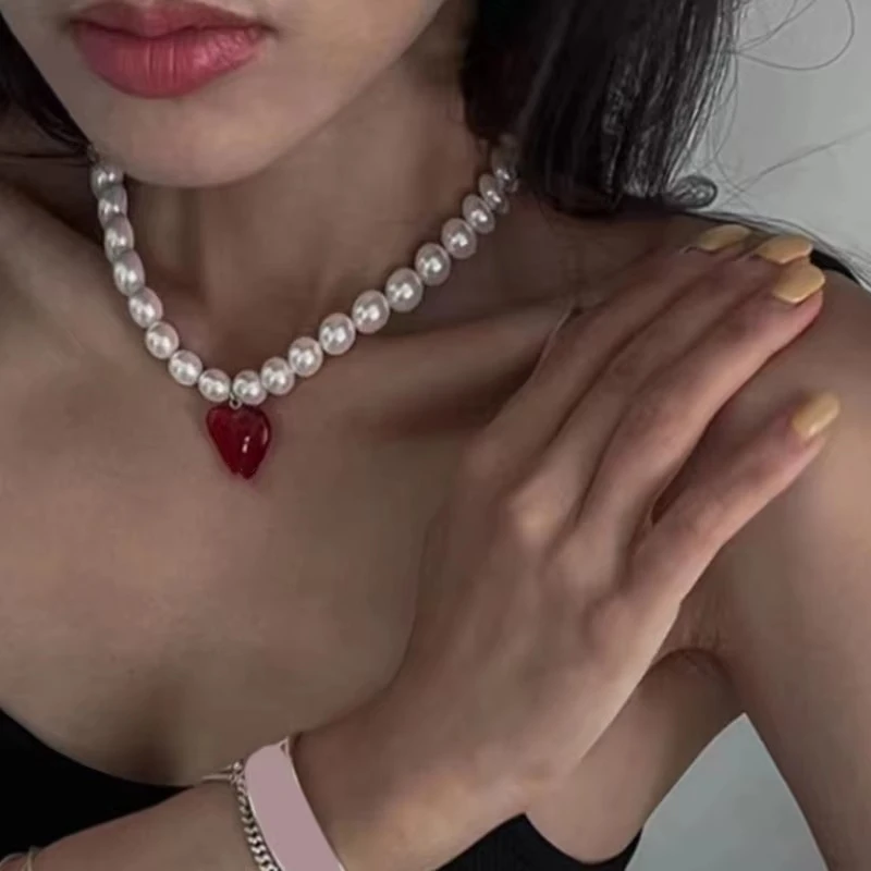 Modne perły Choker naszyjnik dla kobiet czerwone serce wisiorek naszyjniki z koralików Temperament łańcuszek do obojczyka estetyczna biżuteria