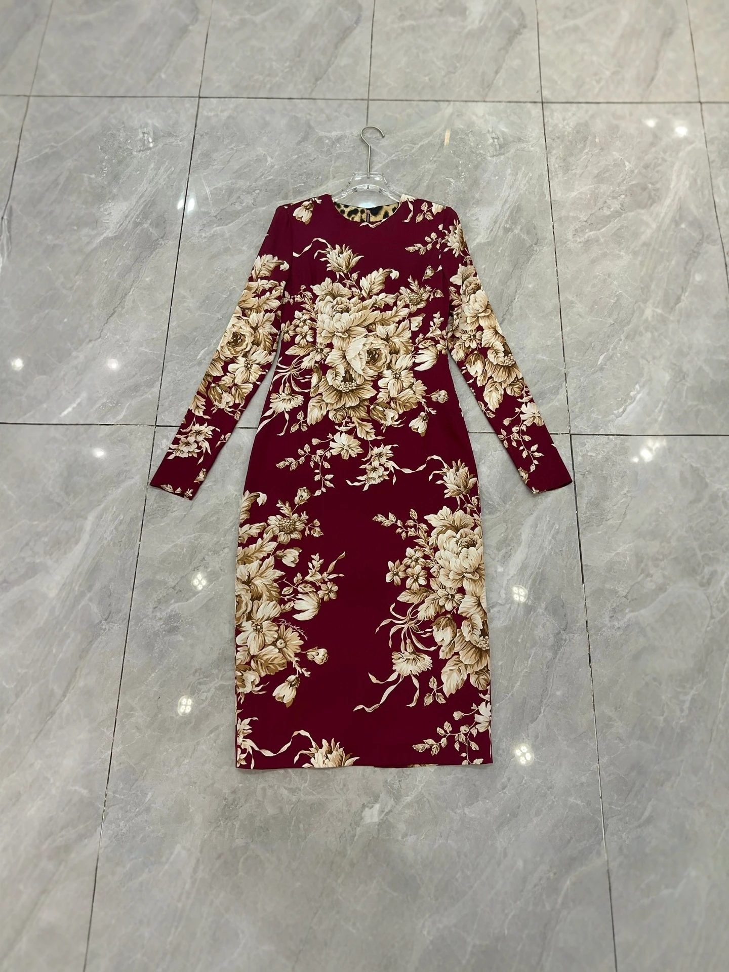 

Шелковое платье с завышенной талией, красное, с принтом абрикосовых роз, с длинными рукавами, новое, осенне-зимнее, в винтажном стиле, женское модное платье