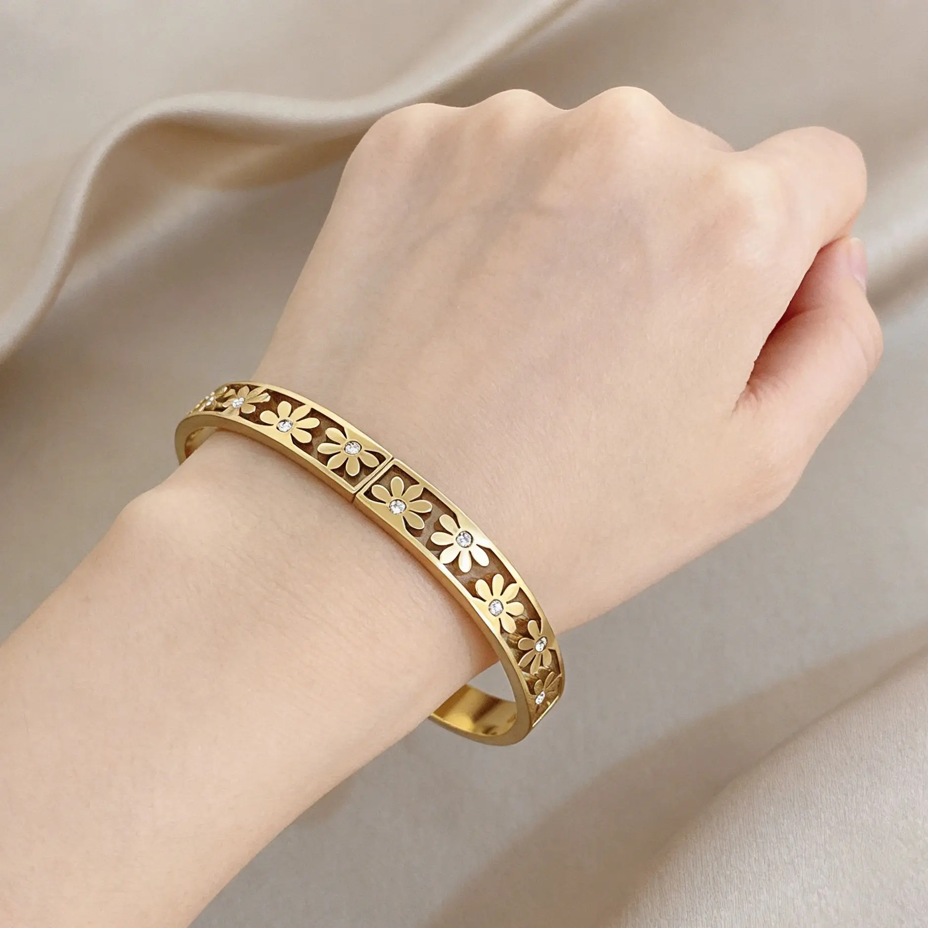 

Elegant Hollow Flower Stainless Steel Bangle for Women Waterproof Spring Opening Bracelet Lady Hand Jewelry Accessories New