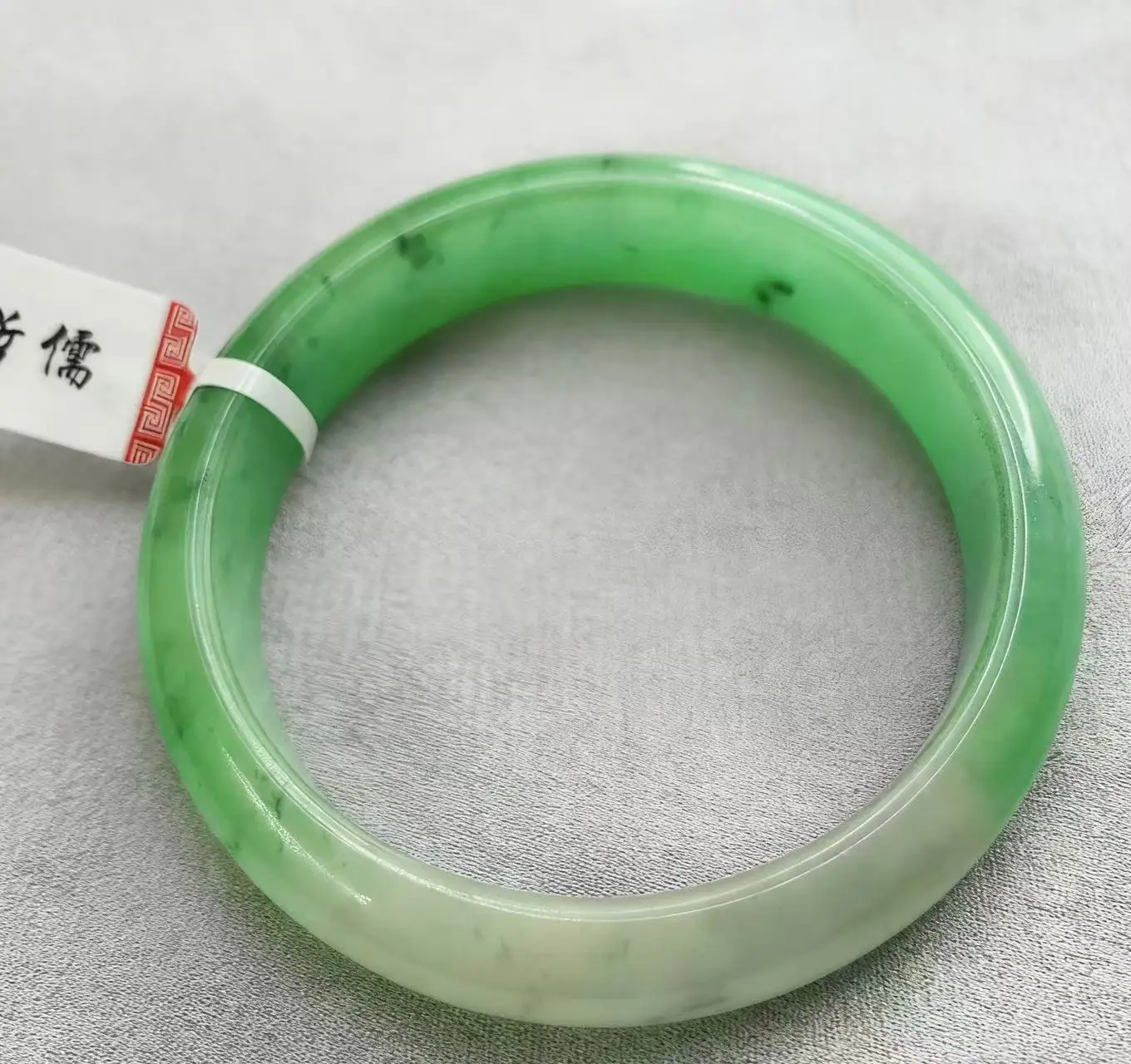 

Authentic Shoot: Large 58.9mm Emerald Bicolor Bracelet in Light Green