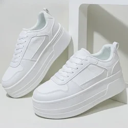 Nuove scarpe Casual da donna con aumento dell'altezza tinta unita versatili scarpe con suola spessa Trend Fashion Little White Shoe Sneakers femminili