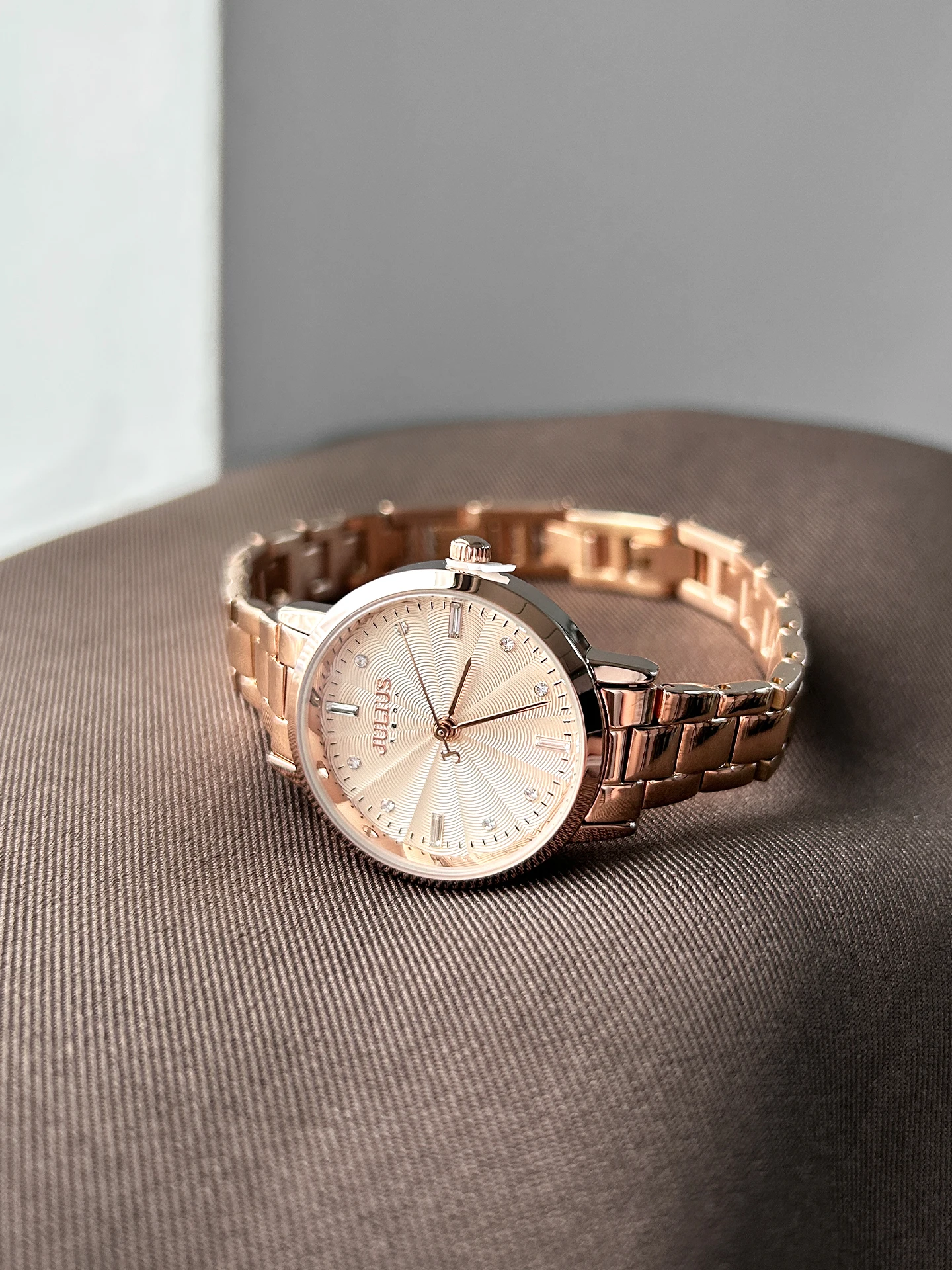 ساعة يد نسائية أنيقة، طراز كوري جديد 2025، حزام فولاذي أنيق، ساعة كوارتز للطلاب، إكسسوار ساعة.