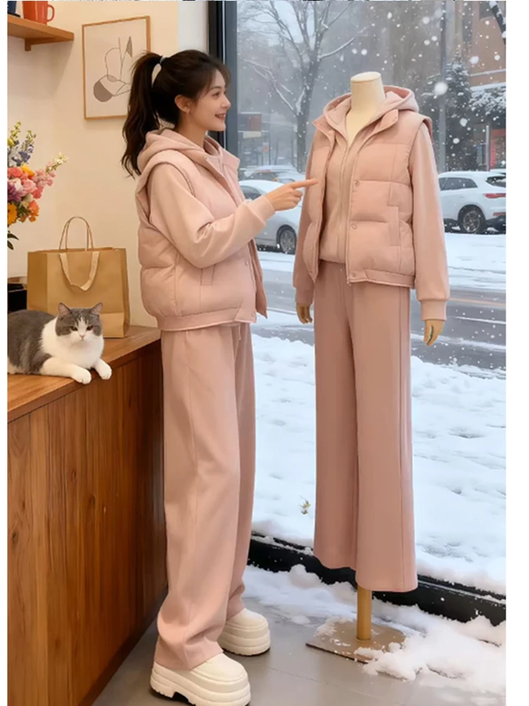 

Женский зимний модный комплект из трех предметов: утепленное флисовое худи, широкие брюки и хлопковый пуховый жилет с высокой талией, повседневный стиль