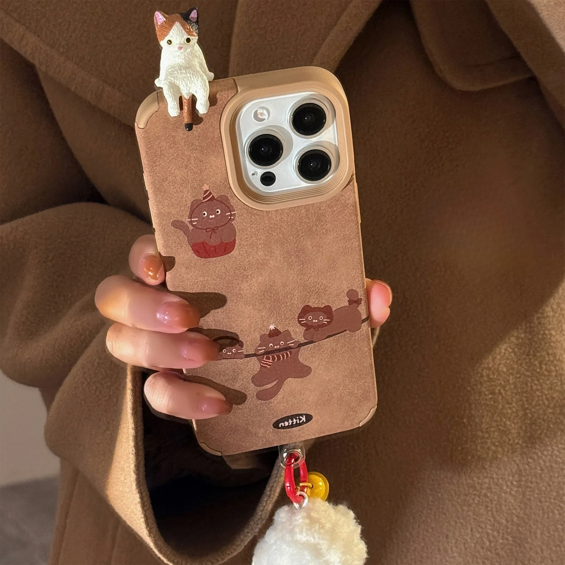 Retro Brown Suede Stereoscopic Cute Cat Hairball Small Bell Pendant Phone Cover Case for iPhone 16 15 14 13 12 11 Pro Max Plus