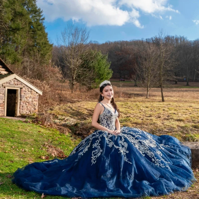 ชุดเดรสงาน Quinceañera สีน้ำเงินเข้ม แบบเปิดไหล่ ประดับกลิตเตอร์ ลูกไม้ หางยาว พร้อมโบว์ ชุดเดรสสำหรับงาน Quinceañera อายุ 15 ปี ﻿ ปรับแต่ง