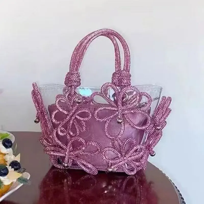 กระเป๋าถือหรูหราทำมือประดับเพชรน้ำดอกไม้  ฝังเพชรบนตัวกระเป๋าสีเงินและสีแดงกุหลาบ สำหรับสุภาพสตรี ใช้ในงานแต่งงาน