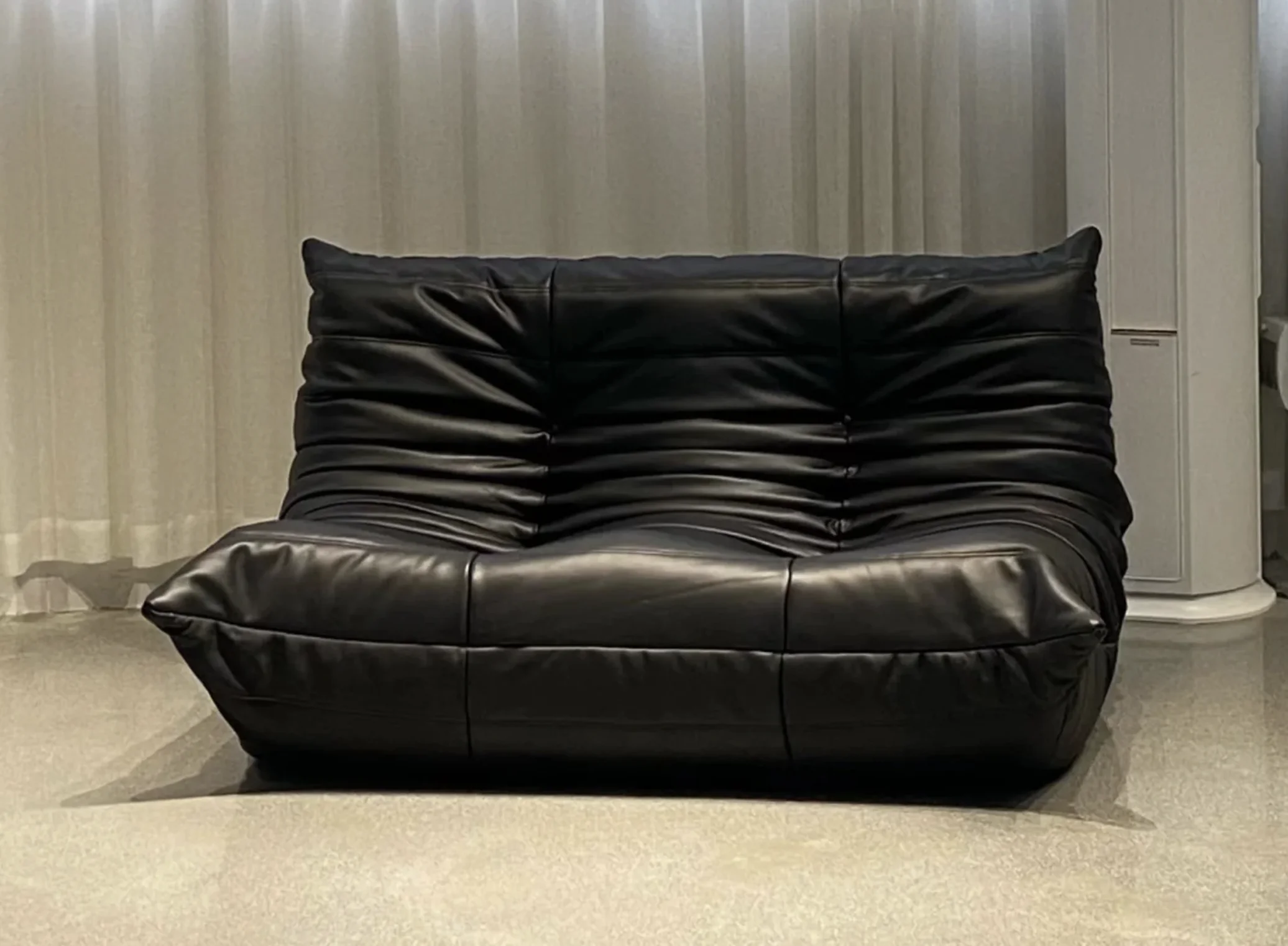 Zwei Sofas, Wohnzimmer, Schlafzimmer, Hotel, großes Einkaufszentrum, luxuriös, hochwertig und stimmungsvoll, mit einem reichen Kulturerbe