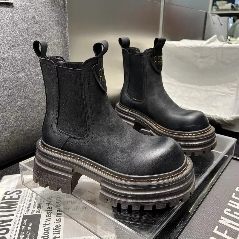 Autunno inverno nuovi stivali corti in tinta unita retrò confortevole suola spessa scarpe da donna versatili stivali grigi fumo di marca di moda