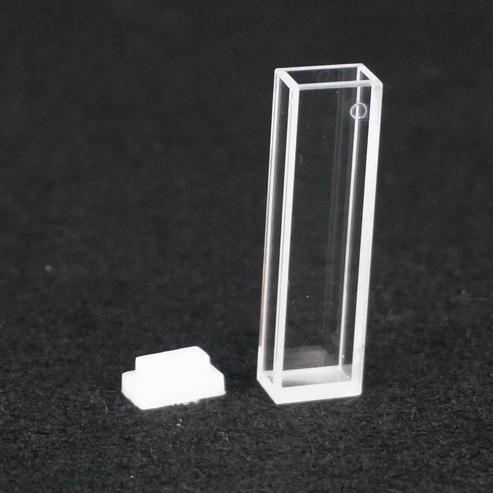 Célula de cubeta de cuarzo JGS1 de longitud de camino de 5 mm x 10 mm con tapa de PTFE para espectrómetro de fluorescencia