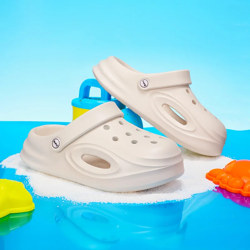 

A pair of children's sandals suitable for summer wear, with a perforated design.They are comfortable to wear and priced atHM-555