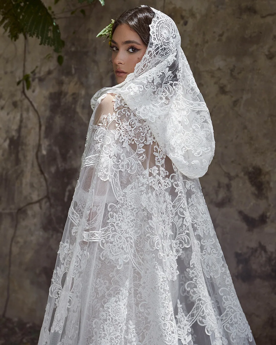 Lily Collins ispirato velo da sposa in pizzo con cappuccio 2024 cappella mantello lungo completamente in pizzo mantello vittoriano britannico occidentale Cover Up