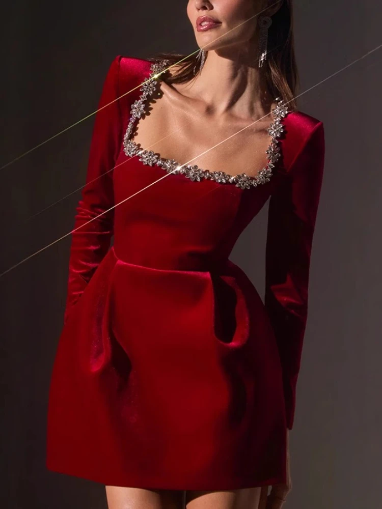 Abito da banchetto stile street in velluto corto con diamanti e collo quadrato alla moda da donna autunno 2025