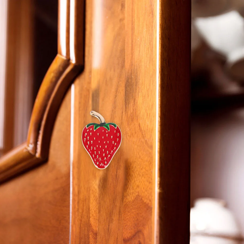 มือจับตู้รูปสตรอว์เบอร์รี่ 2 ชิ้น ทำจากโลหะผสมสังกะสี ลูกบิดตกแต่งน่ารักสำหรับลิ้นชักครัว เฟอร์นิเจอร์ มือจับตู้ขนาดเล็ก