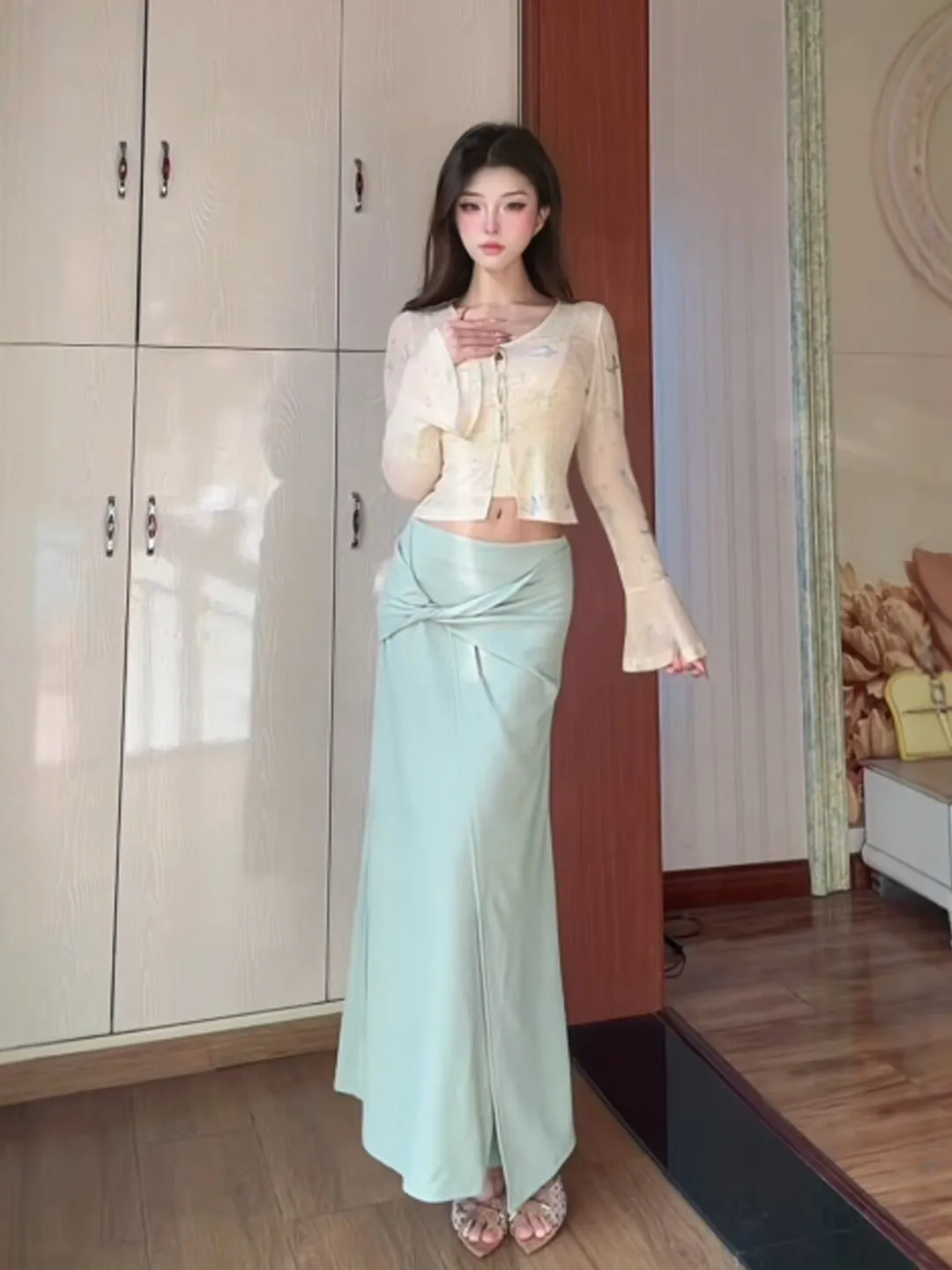 

Мягкий, уникальный и красивый комплект из трех предметов: открытый кардиган, топ-халтер и юбка. Готовый образ (OOTD) для лета 2026. Модный женский ансамбль.