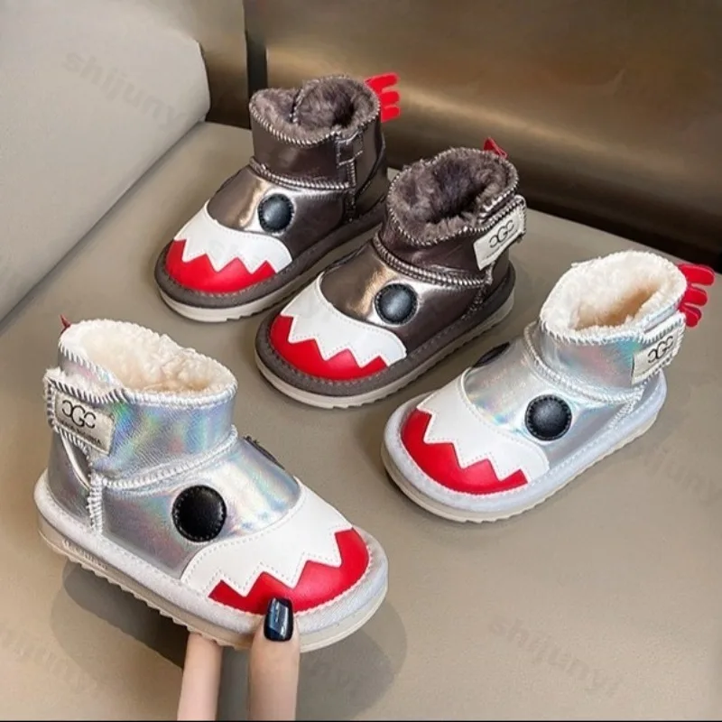 

Детские высокие повседневные зимние ботинки с мультяшным дизайном, новинка зимы 2025 года, модные трендовые универсальные удобные плюшевые хлопковые ботинки для мальчиков
