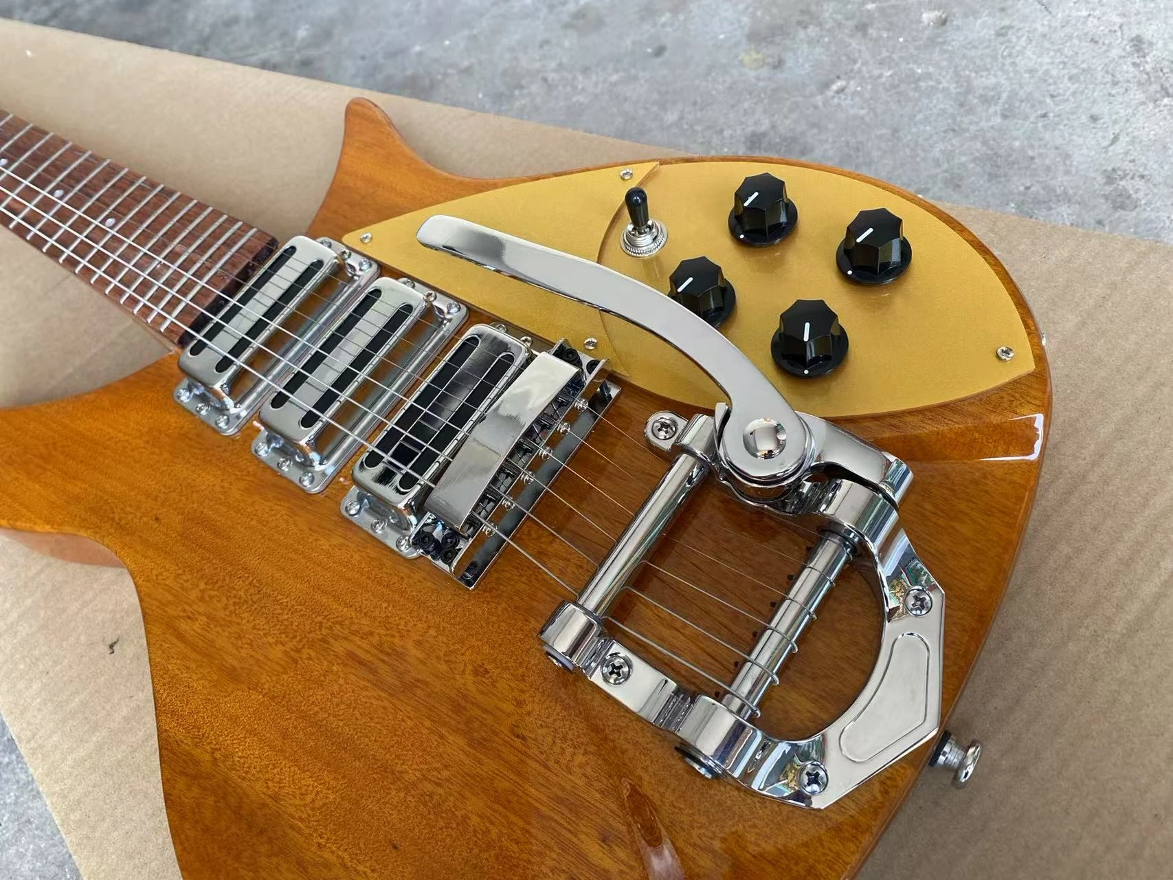 جيتار كهربائي 325 لون أصفر فاتح جسم الماهوجني، جسر اهتزاز، جيتار بيكجوارد ذهبي اللون ثلاثة بيك اب هامبوكر صغير