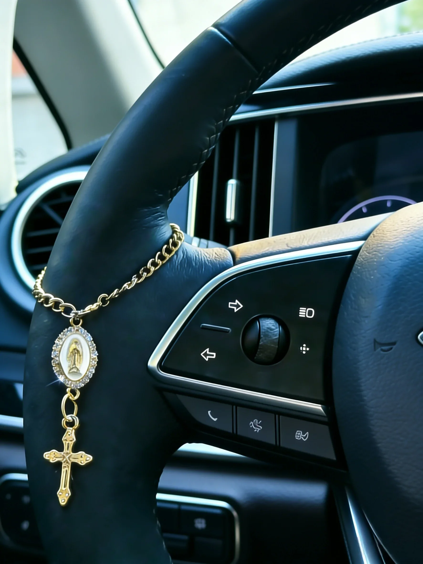 

One Steering Wheel Decoration Piece, A Simple Gold Cross, Creative Prayer Beads Car Pendant Accessory