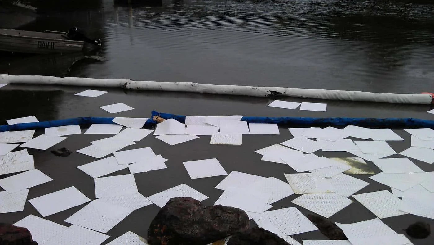 Heavy Duty Hydraulic Oil Leak Containment Mats for Mining Sites New Condition Spill Control Oil Absorbent Rolls