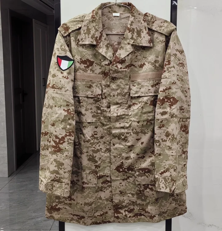 Kuweitański kamuflaż pustynny, mundur wojskowy, zawiera kurtkę i spodnie.