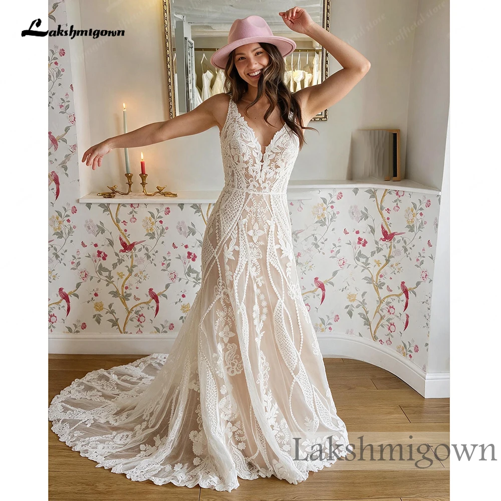 Lakshmigown Bohemisches Brautkleid mit V-Ausschnitt, Spitze, tiefem Rückenausschnitt, Knopfleiste, Schleppe und Illusions-Meerjungfrauen-Schnitt, maßgefertigt – Detail 5