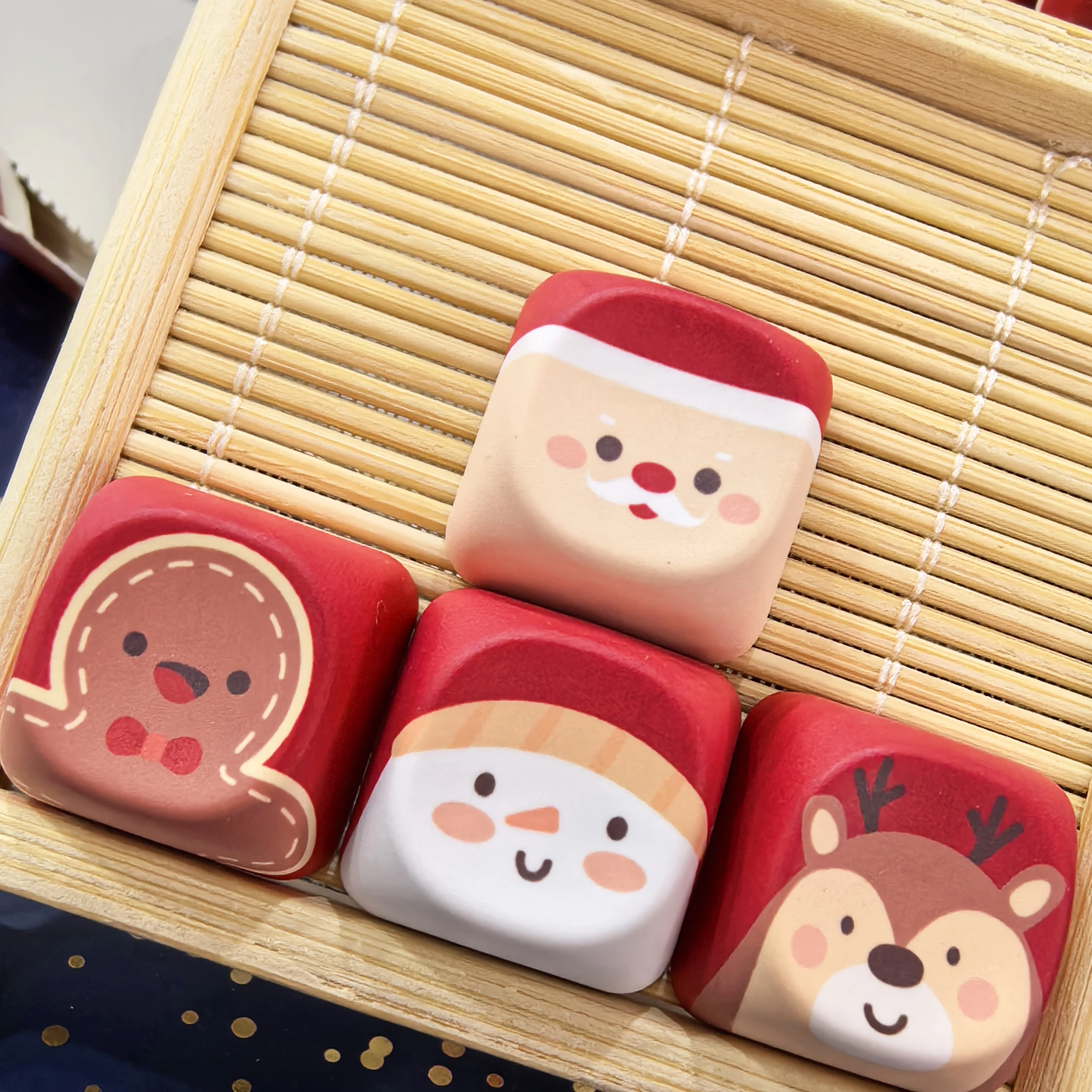 4 Stück Weihnachts-Tastenkappen, Elch, Weihnachtsmann, Schneemann, rot, niedlich, zusätzlicher Schlüssel, Richtungstaste, DIY, personalisierte Tastatur-Tastenkappen