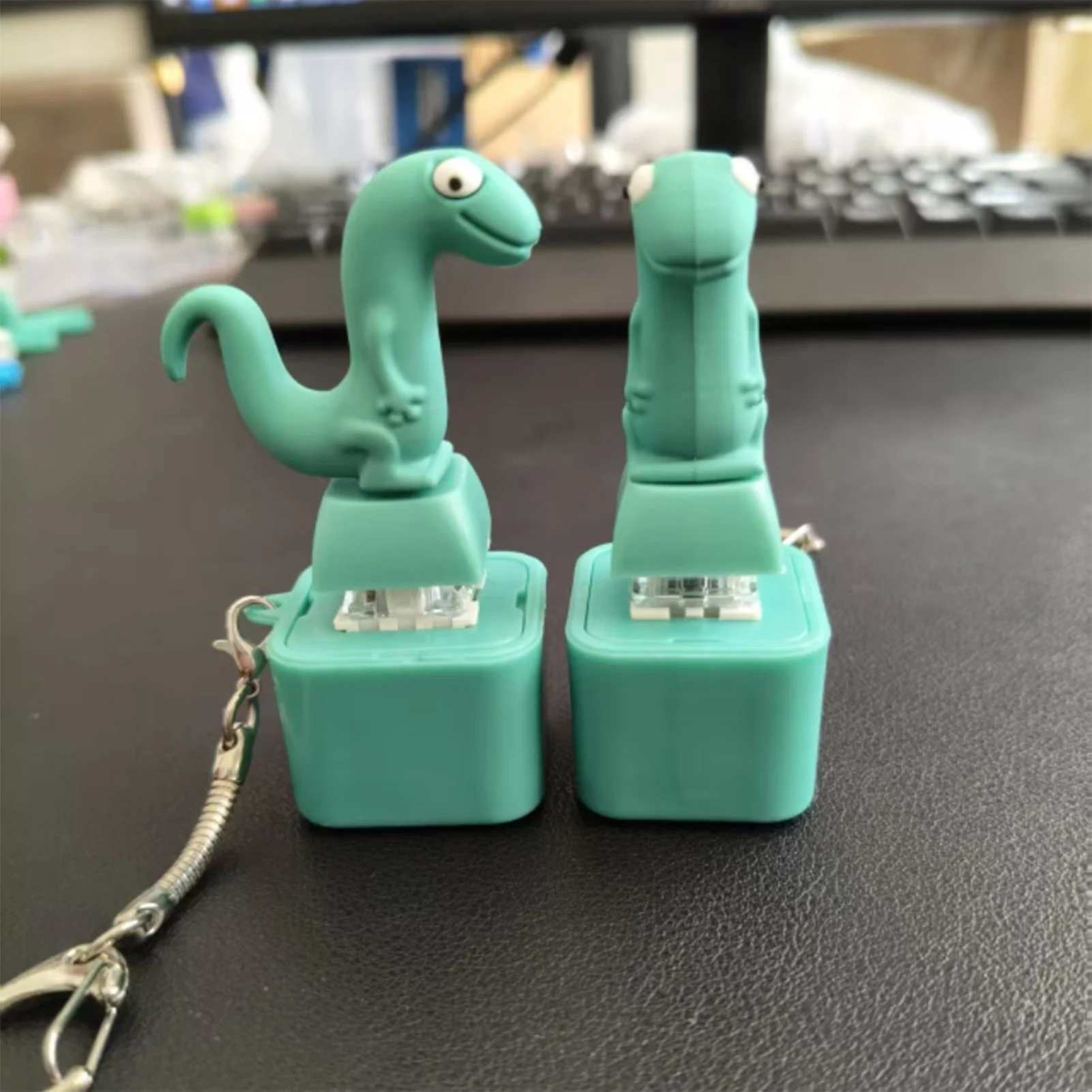 Chaveiro em forma de lagarto, botão de pressão com som e luz para emitir luzes coloridas e sons exclusivos, recarregável, alívio do estresse